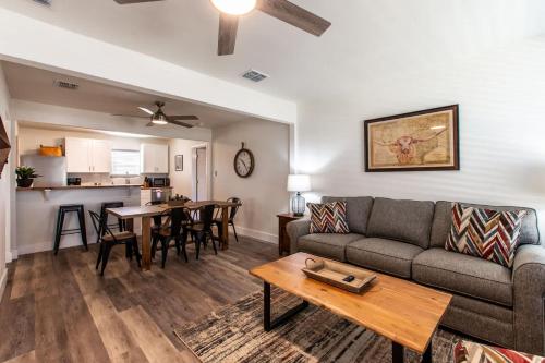 Khu vực ghế ngồi tại Seaside Escape Two Fully Remodeled Homes for Your Group