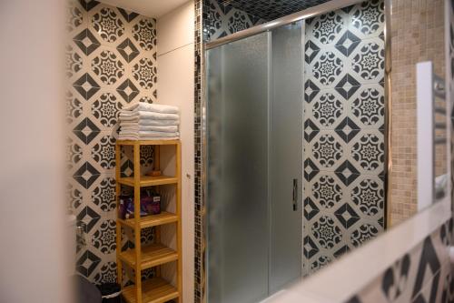 une cabine de douche avec une porte vitrée dans une salle de bain dans l'établissement Magnifique appartement au centre-ville de Nice, à Nice