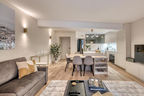 un salon avec un canapé et une table dans l'établissement Renovated Apartment Saint-Germain-des-Prés - Le Bon Marché, à Paris