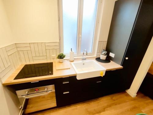 une salle de bain avec un lavabo et une fenêtre dans l'établissement DisneyLand - Paris 20 min - Parking - 8 personnes, à Thorigny-sur-Marne