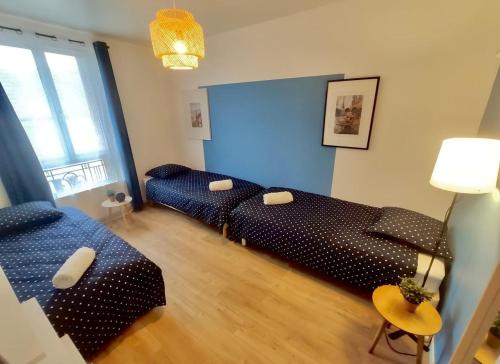 une petite chambre avec deux lits et un canapé dans l'établissement DisneyLand - Paris 20 min - Parking - 8 personnes, à Thorigny-sur-Marne