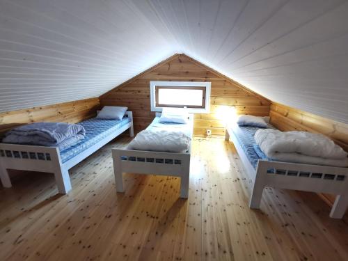 a room with two beds in a attic at Villa Naukkari in Syöte