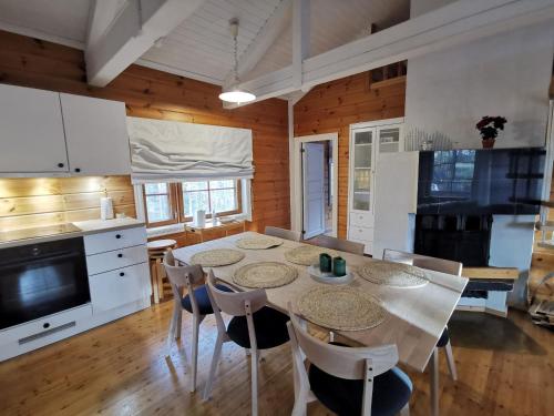 a kitchen and dining room with a table and chairs at Villa Naukkari in Syöte