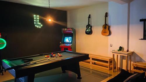 a room with a pool table and a video game at Heated pool, Casa Senda del Son-Cuautla in Los Limones