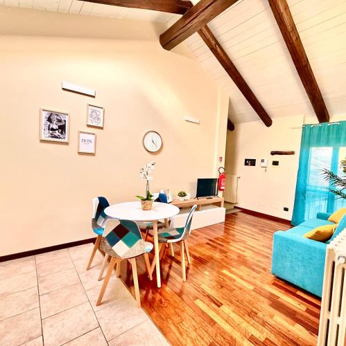 a living room with a table and chairs and a couch at La Casa di Totta in San Maurizio Canavese