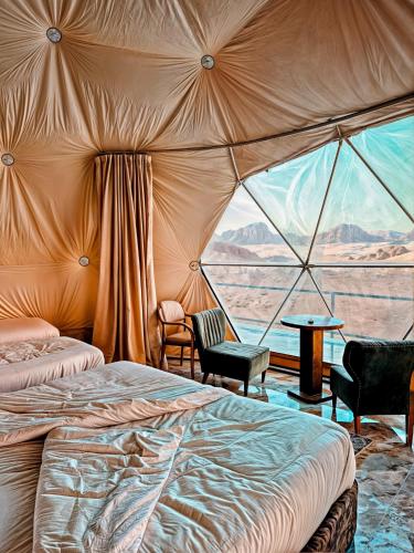 Katil atau katil-katil dalam bilik di sonia luxury camp
