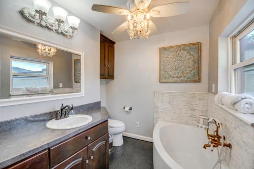 Bilik mandi di 1 Mi to Red Rock Canyon Old Downtown Loft