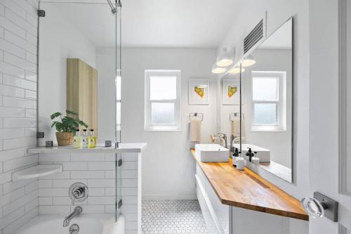 biała łazienka z dwiema umywalkami i lustrem w obiekcie Cozy Reno Midtown Retreat Fire Pit & Parking w mieście Reno