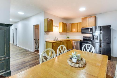 Dapur atau dapur kecil di Lake-View Home in Statham with On-Site Fishing