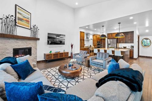 un soggiorno con divano e camino di Luxurious Truckee Rental Hot Tub and Valley Views a Truckee