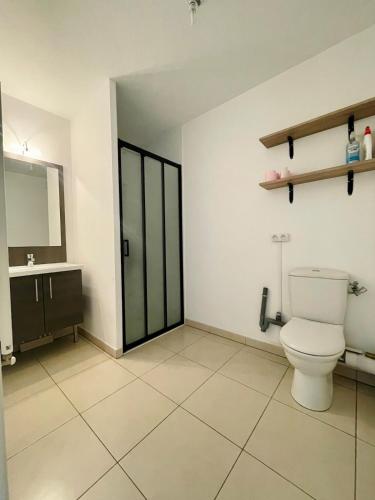 une salle de bain avec toilettes et lavabo dans l'établissement T2 Neuf Bordeaux Bassins à Flots, à Bordeaux