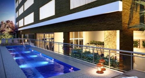 a swimming pool in the middle of a building at APTO Top com Vista pro Mar em Condomínio Completo em Frente à Praia! in Santos