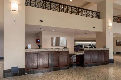 Drury Plaza Hotel Broadview Wichitaにあるキッチンまたは簡易キッチン