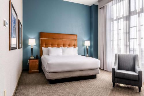 Drury Plaza Hotel Broadview Wichitaにあるベッド