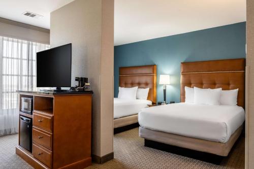 Drury Plaza Hotel Broadview Wichitaにあるベッド
