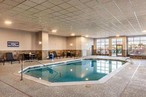Drury Plaza Hotel Broadview Wichitaの敷地内または近くにあるプール