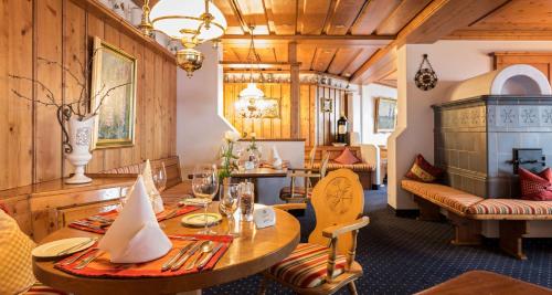 a living room with a table and a couch at Wellness-& Nationapark Hotel Schliffkopf, BWSC in Baiersbronn