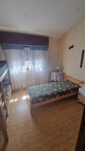 a bedroom with a bed and a table in it at Duplex familiar 3 ambientes in San Bernardo