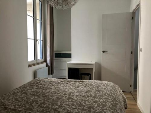 une chambre avec un lit dans une pièce blanche dans l'établissement T3 Duplex Design - Pau Centre Quartier Halles, à Pau