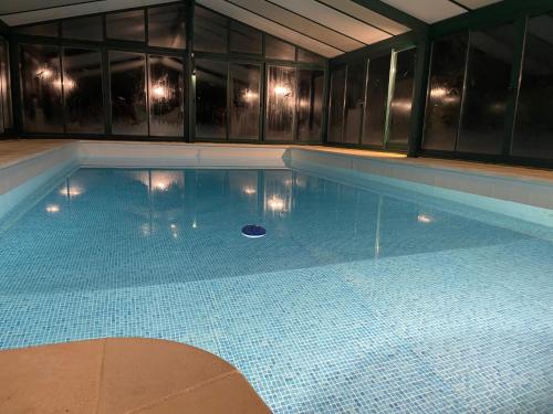 - une piscine dans un bâtiment doté de carrelage dans l'établissement Les Hauts de Locmiquel, à Baden