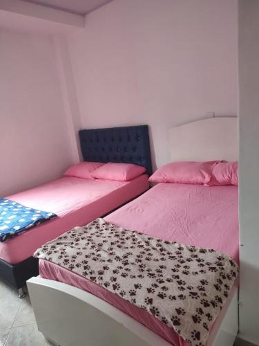 two beds sitting next to each other in a room at Confortbeach in Necoclí