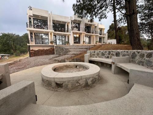 ein großes Gebäude mit einem Brunnen davor in der Unterkunft Casa Madera 2B in Zacatlán