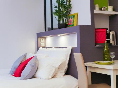 トゥールーズにあるStudio Premium Zénith Arènes Purpanのベッド1台(枕付)、テーブルが備わる客室です。