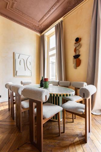 une salle à manger avec une table et des chaises dans l'établissement NoChichi Collections - Grands Boulevards, à Paris