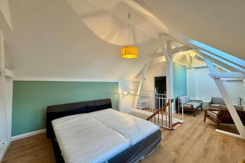 une chambre avec un lit dans une pièce avec un escalier dans l'établissement Ferienhaus Havelzeit in Werder an der Havel, à Glindow