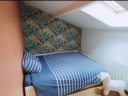 - une chambre avec un lit et un animal farci dans l'établissement Charmante maison de ville, à Lyon