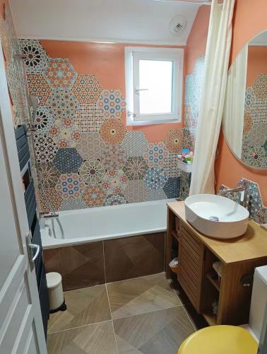 une salle de bain avec une baignoire et un lavabo dans l'établissement Charmante maison de ville, à Lyon