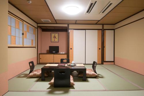 TV a/nebo společenská místnost v ubytování Tenpyo Ryokan
