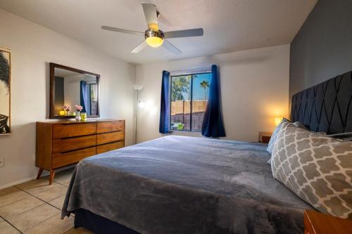 une chambre avec un lit avec un ventilateur de plafond et une commode dans l'établissement Msg for 5percent off 2Bed1and a half Bath KingQueenBeds CondoPHX, à Phoenix