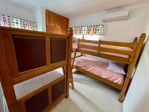 Llit o llits en una habitació de Spacious apartment beach access