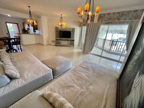 Televizorius ir (arba) pramogų centras apgyvendinimo įstaigoje Spacious apartment beach access