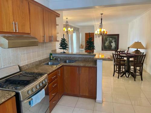 Spacious apartment beach access في خوان دوليو: مطبخ مزود بموقد وغرفة طعام
