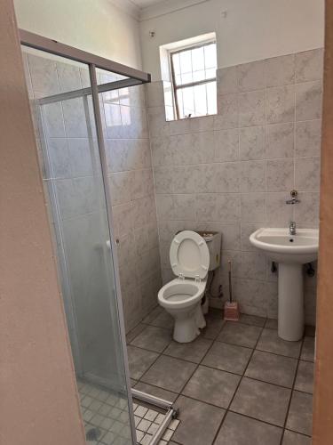 une salle de bain avec toilettes et lavabo dans l'établissement De Hill Leisure Guest House, à Johannesbourg