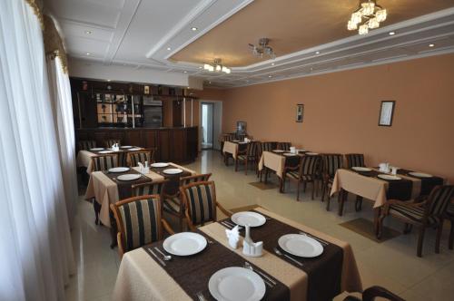 
A restaurant or other place to eat at Hotel Morskaya Zvezda
