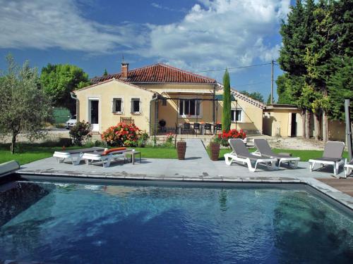 Holiday Home in L'Isle-sur-la-Sorgue with Pool