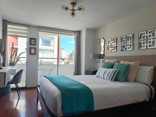 a bedroom with a bed and a desk and a window at CENTRAL Apartment, 3Beds - Balcony - Parking - 6thFLOOR in Quito