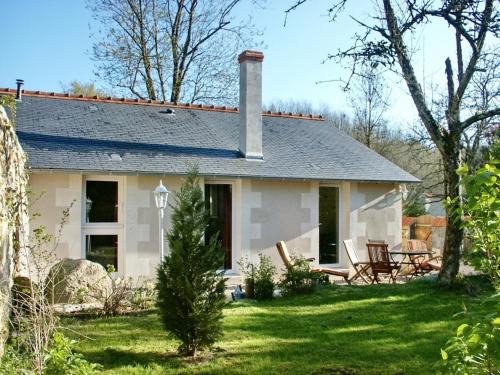 Gîte Familial en Forêt près de Chinon avec Jeux et Terrasse - FR-1-381-232