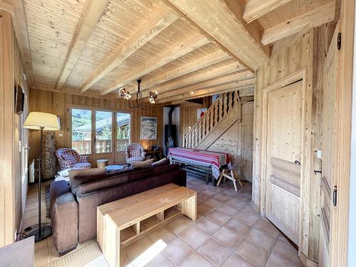 un salon avec un canapé et une table dans l'établissement Demi-chalet à deux pas des remontées mécaniques avec Wifi - FR-1-560-6, à Combloux