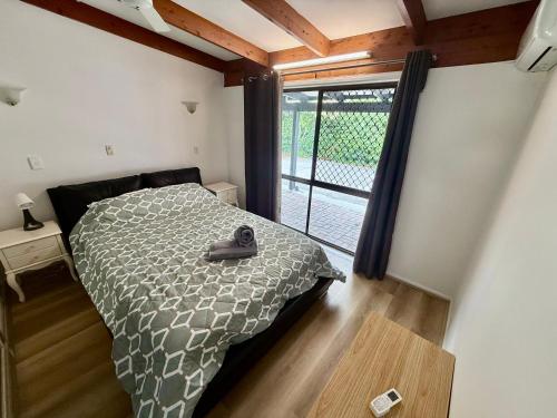 Ένα ή περισσότερα κρεβάτια σε δωμάτιο στο Comfy Logan - Shared bathrooms - Individual Room with a Queenbed- WiFi AC Netflix