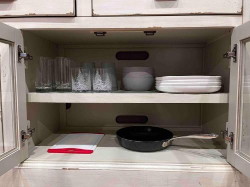 Una cocina o zona de cocina en Knik Wilderness Getaway