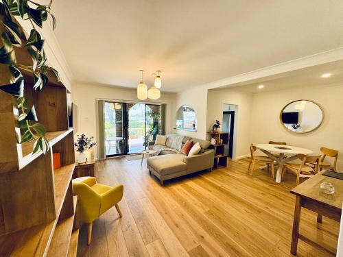 una sala de estar con un sofá y una mesa en Lakeview 162, en Grange