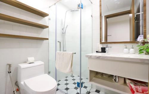 une salle de bains avec douche, toilettes et lavabo dans l'établissement QMP - Vinhomes D'Capitale Tran Duy Hung, à Hanoï