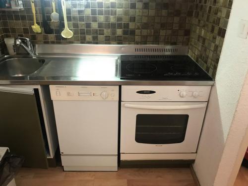 une cuisine avec une cuisinière et un évier dans l'établissement Appartement T3 avec Balcon, 6 Couchages, Parking - FR-1-804-16, à Enchastrayes