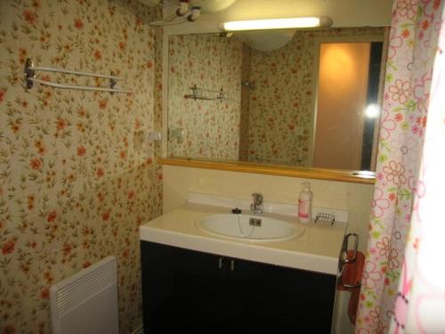 a bathroom with a sink and a mirror at Appartement T3 avec Balcon, 6 Couchages, Parking - FR-1-804-16 in Enchastrayes