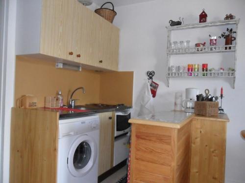 une cuisine avec un lave-linge et un lave-linge dans l'établissement Studio Cabine Sud-Ouest avec Balcon et Parking à Barcelonnette - FR-1-804-9, à Barcelonnette