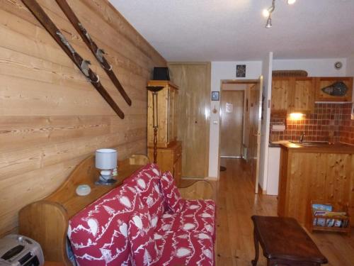 un salon avec un canapé et une table dans l'établissement Studio avec balcon à Barcelonnette, 4 couchages - FR-1-804-33, à Barcelonnette